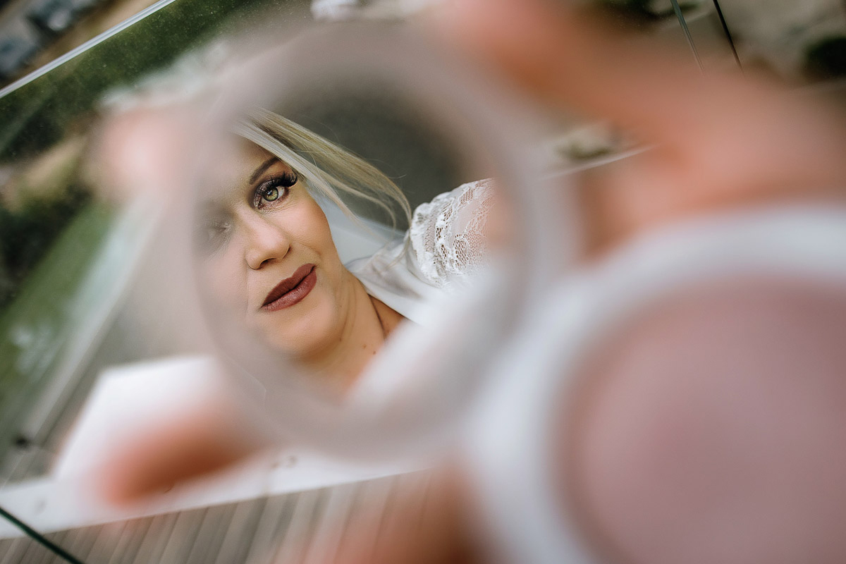 Casa Format, matrimonio italo-marocchino. Preparazione della sposa.Sposa riflessa nello specchietto della cipria.