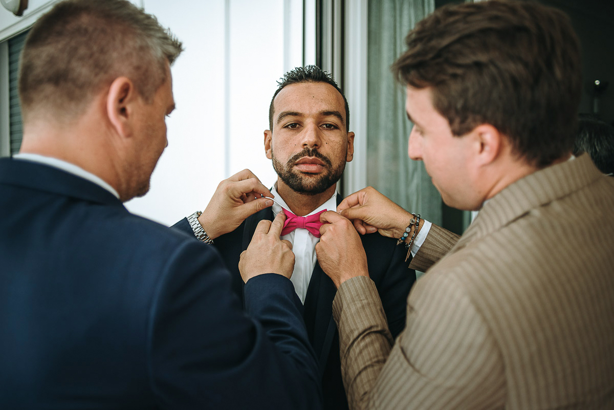 Casa Format, matrimonio italo-marocchino. Preparazione dello sposo. Sposo con gli amici che gli sistemano il papillon.