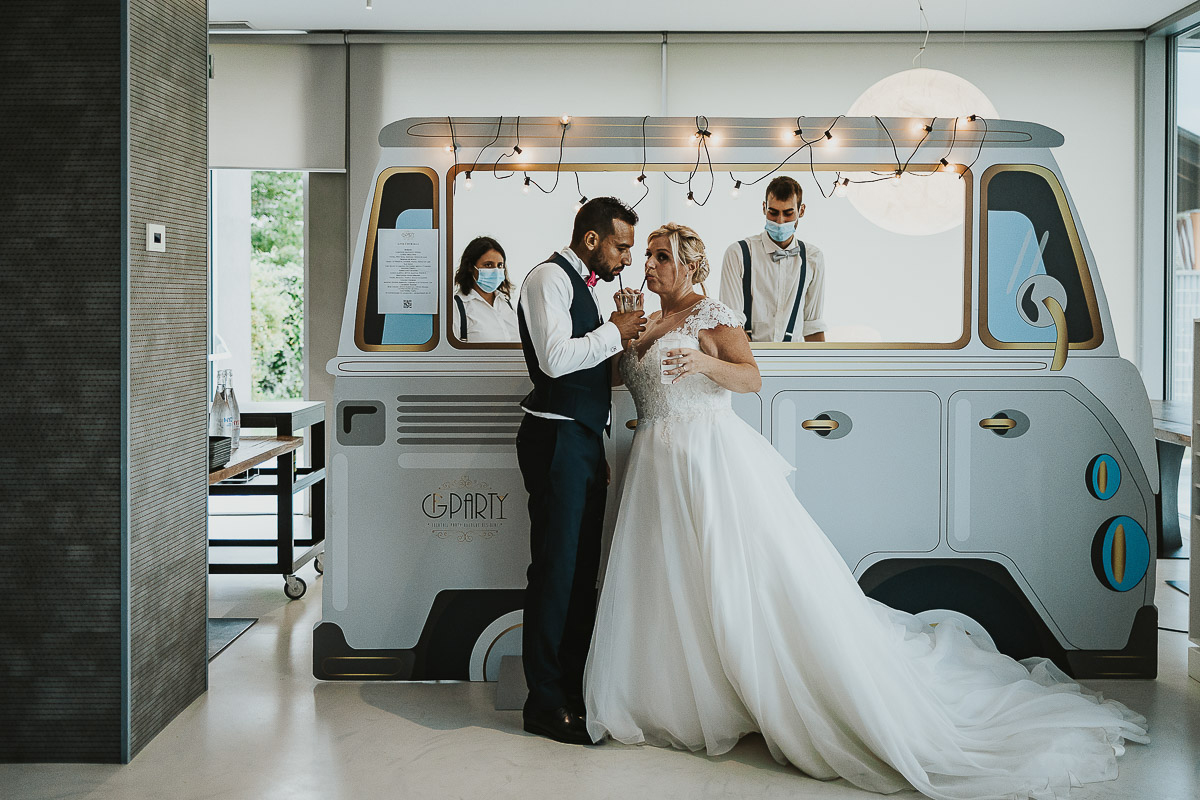 Casa Format, matrimonio italo-marocchino. Ricevimento. Festa. Sposi che bevono un frappè.