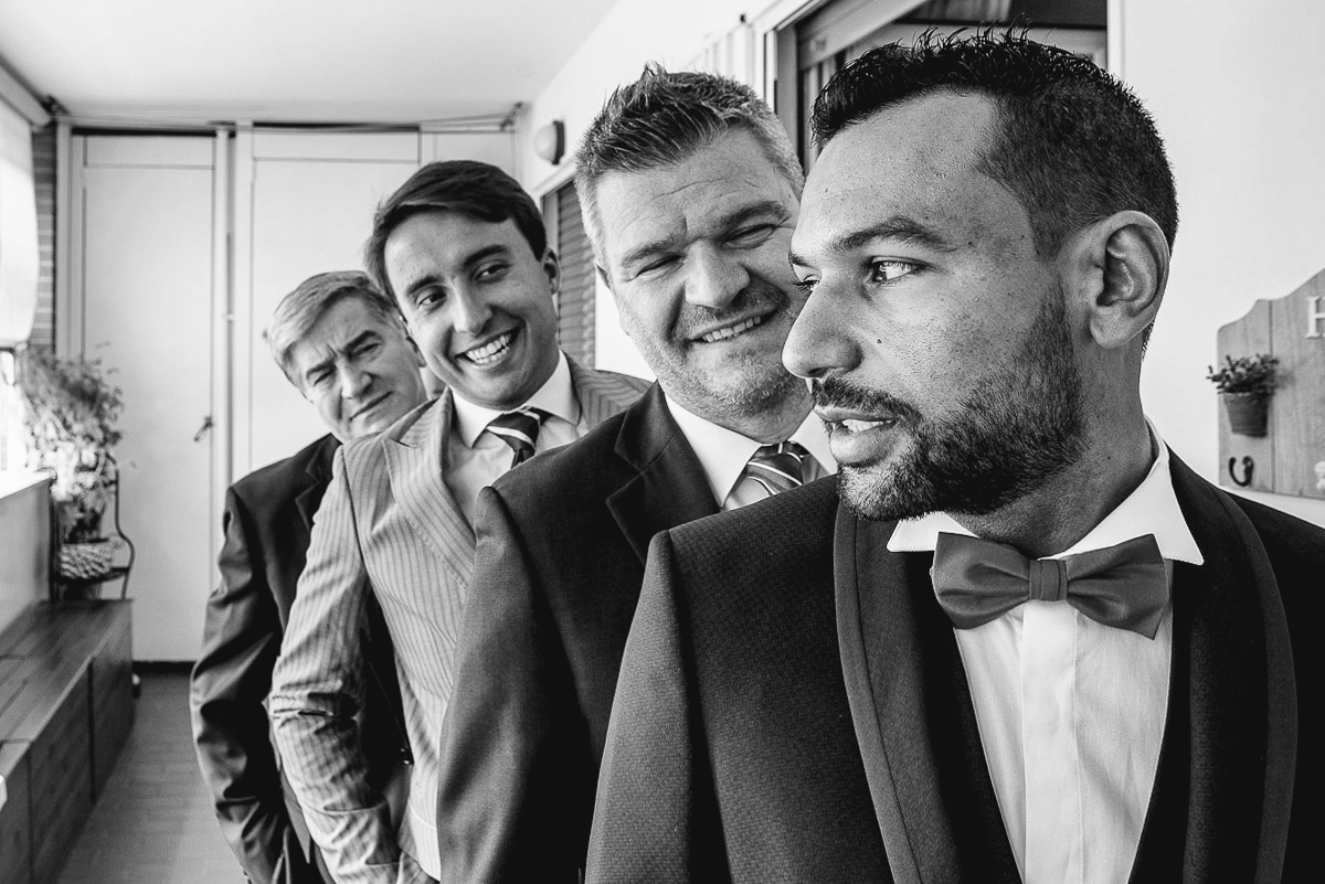 Casa Format, matrimonio italo-marocchino. Preparazione dello sposo. Sposo con gli amici