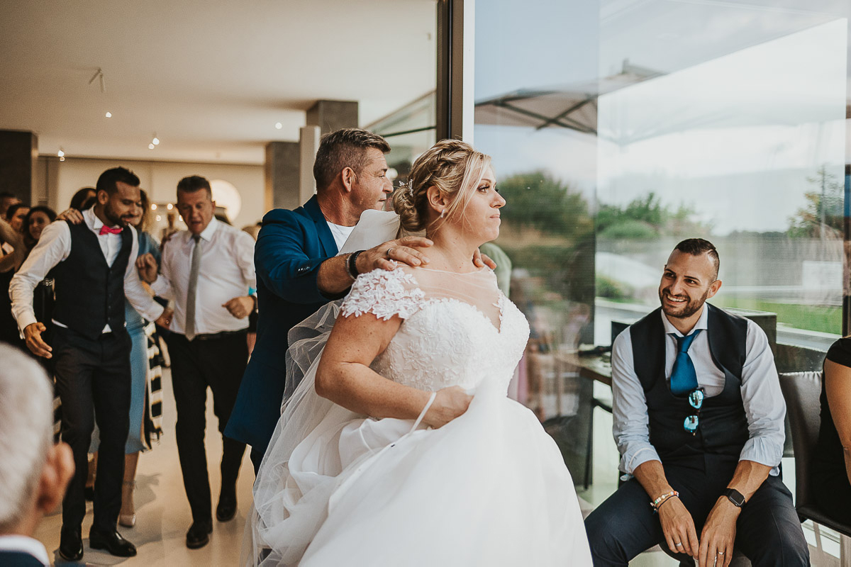 Casa Format, matrimonio italo-marocchino. Ricevimento. Festa. Balli di gruppo. trenino a bordo piscina.