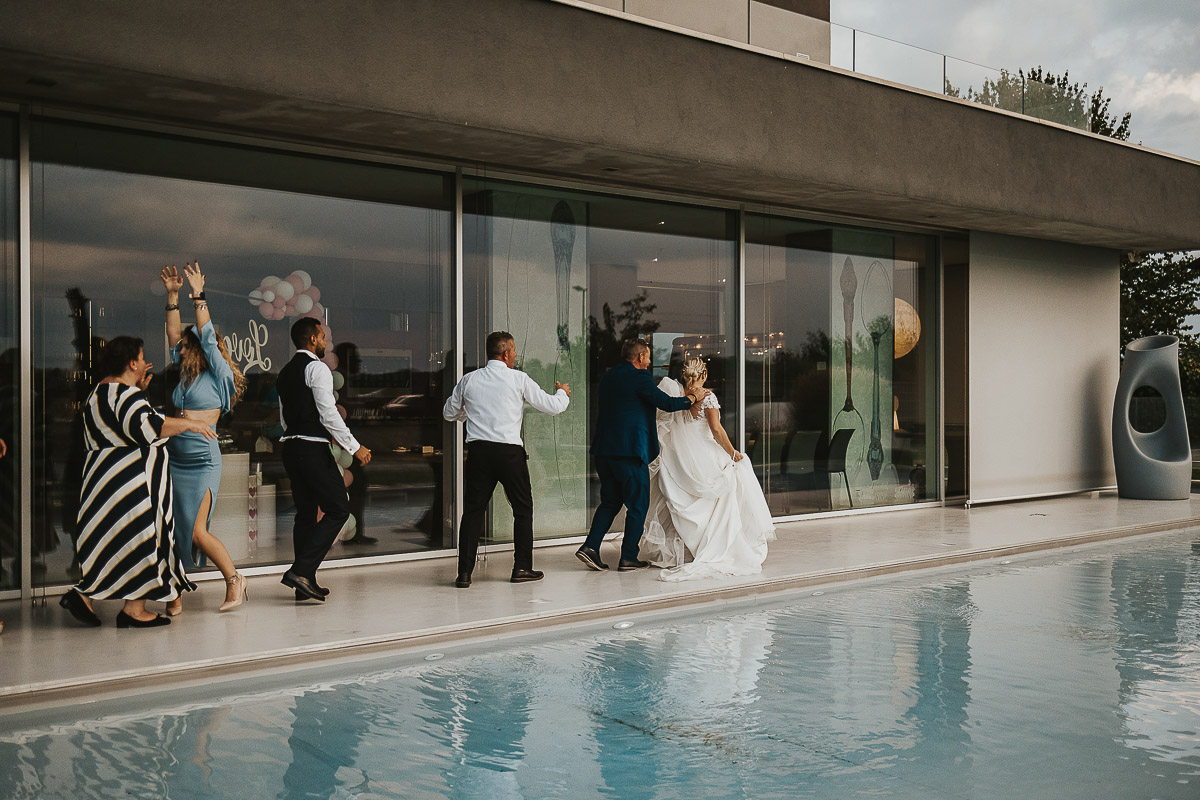 Casa Format, matrimonio italo-marocchino. Ricevimento. Festa. Balli di gruppo. trenino a bordo piscina.