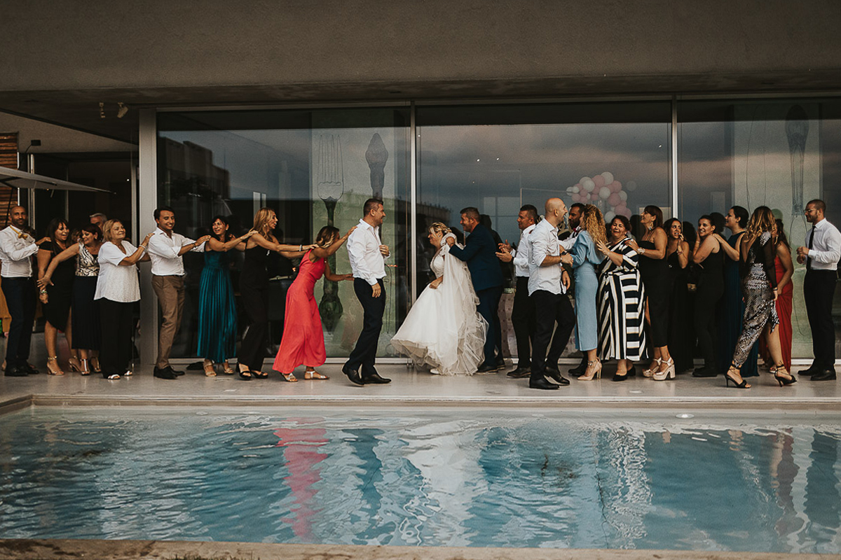 Casa Format, matrimonio italo-marocchino. Ricevimento. Festa. Balli di gruppo. trenino a bordo piscina.
