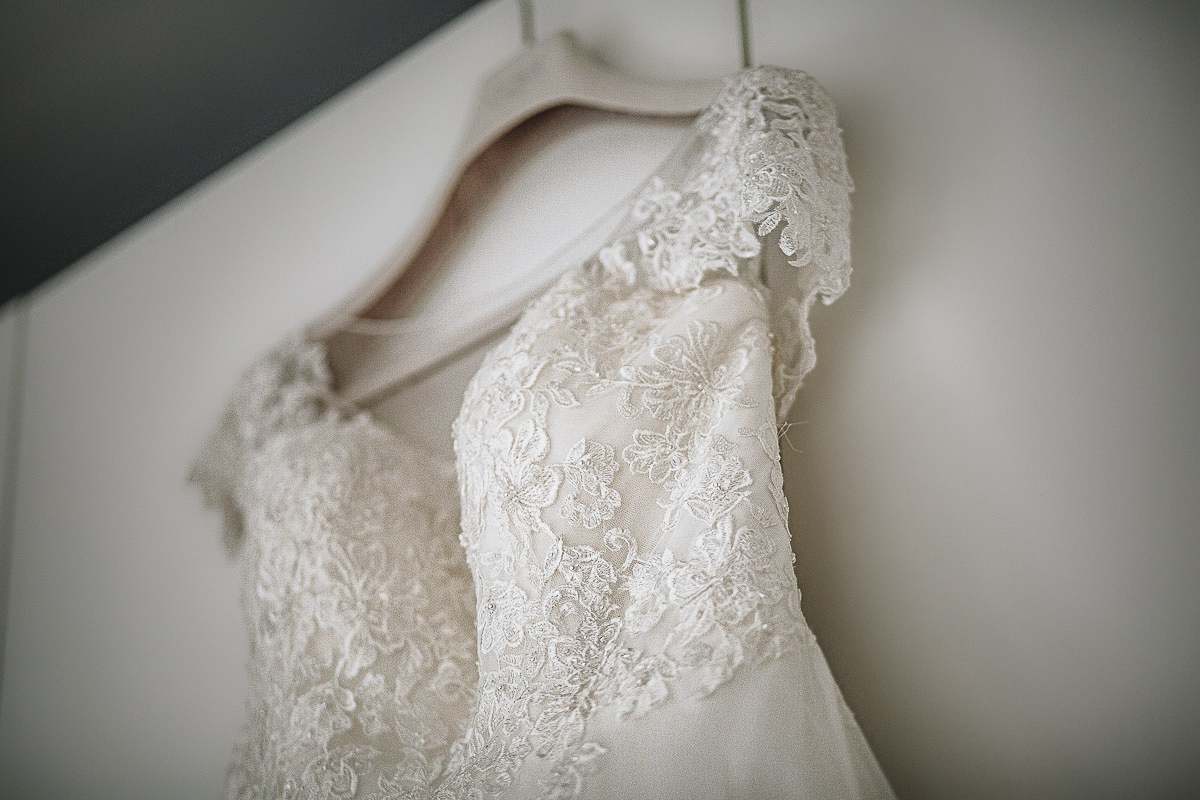 Casa Format, matrimonio italo-marocchino. Preparazione della sposa. Dettaglio del vestito.