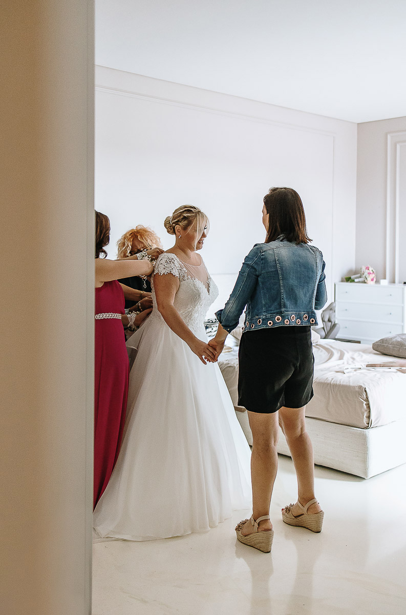Casa Format, matrimonio italo-marocchino. Preparazione della sposa. Vestizione della sposa.