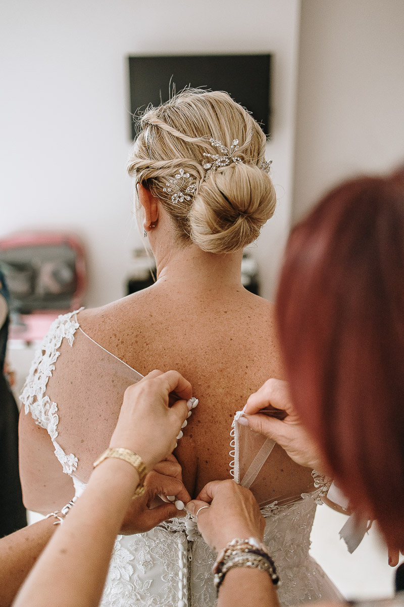 Casa Format, matrimonio italo-marocchino. Preparazione della sposa. Vestizione della sposa.