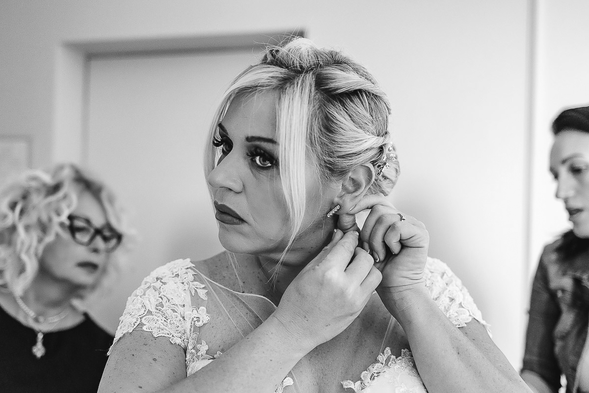 Casa Format, matrimonio italo-marocchino. Preparazione della sposa. Vestizione della sposa. Sposa si mette gli orecchini
