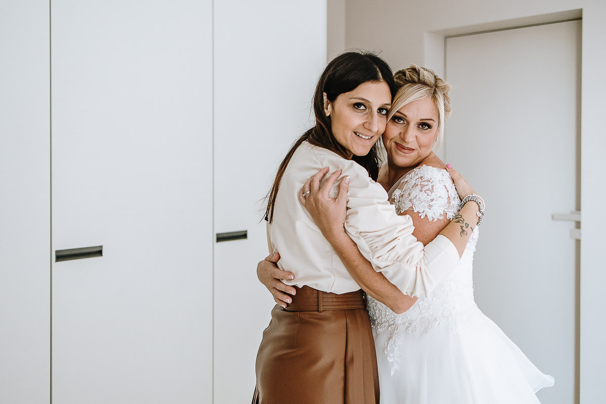 Casa Format, matrimonio italo-marocchino. Preparazione della sposa. Sposa abbraccia la wedding planner