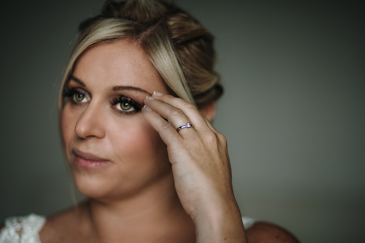 Casa Format, matrimonio italo-marocchino. Preparazione della sposa. Ritratto della sposa e particolare dell'anello di fidanzamento.