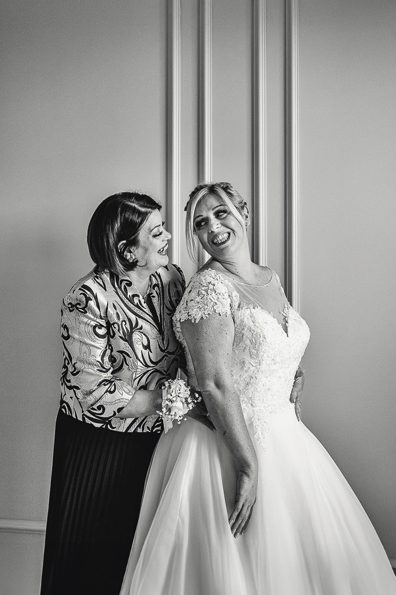 Casa Format, matrimonio italo-marocchino. Preparazione della sposa. Sposa con la mamma.