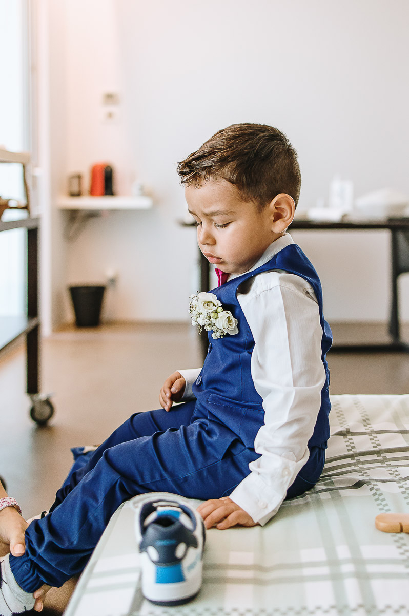 Casa Format, matrimonio italo-marocchino. Preparazione degli sposi. Baby sitter veste il figlio degli sposi.