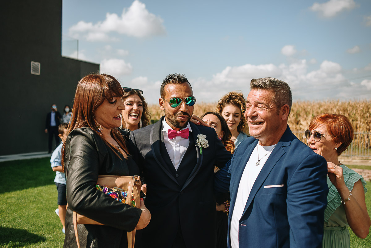Casa Format, matrimonio italo-marocchino. Cerimonia. Sposo saluta gli ospiti.