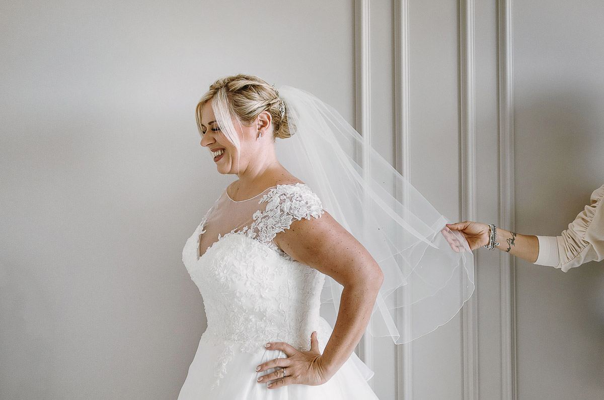 Casa Format, matrimonio italo-marocchino. Preparazione della sposa. Ritratto della sposa che ride.