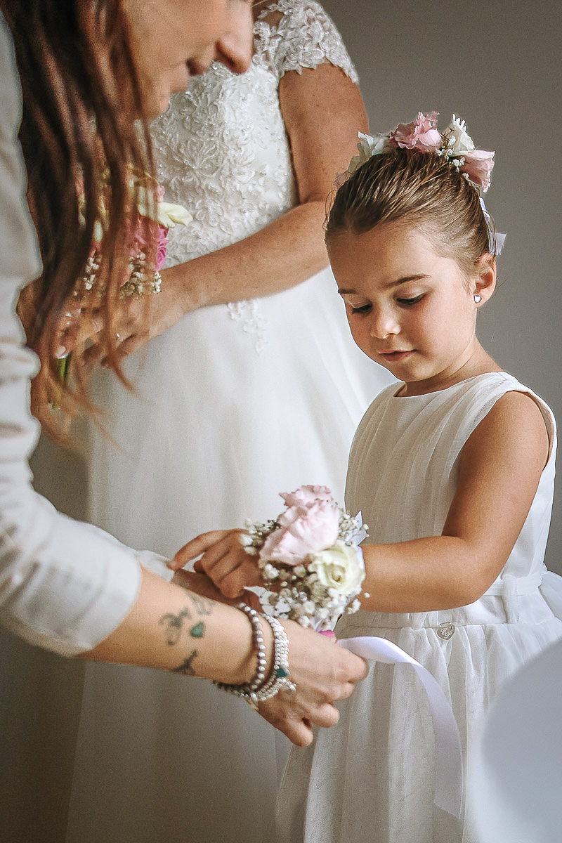 Casa Format, matrimonio italo-marocchino. Preparazione della sposa. Wp mette il corsage alla piccola damigella.