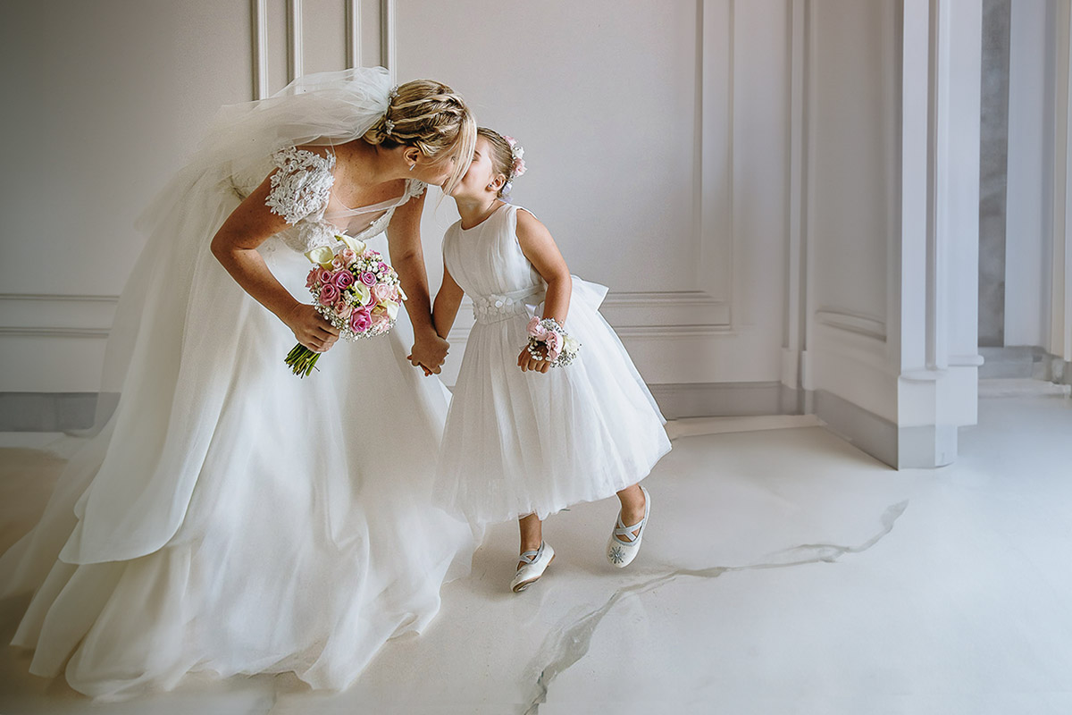 Casa Format, matrimonio italo-marocchino. Preparazione della sposa. La piccola damigella bacia la sposa.