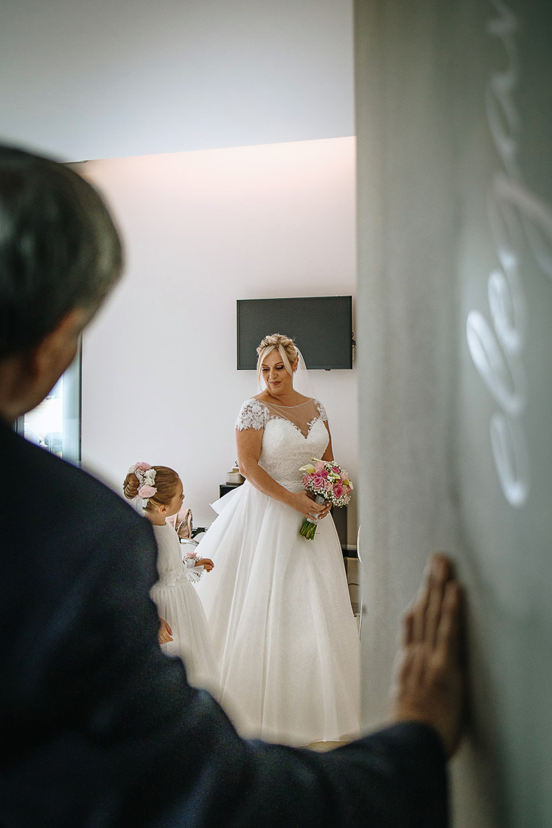 Casa Format, matrimonio italo-marocchino. Padre guarda la sposa dalla porta della stanza.