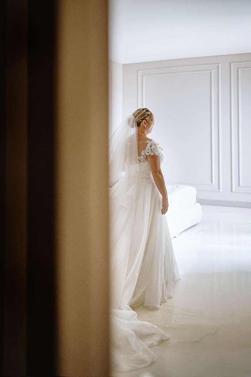 Casa Format, matrimonio italo-marocchino. Ritratto della sposa di schiena.