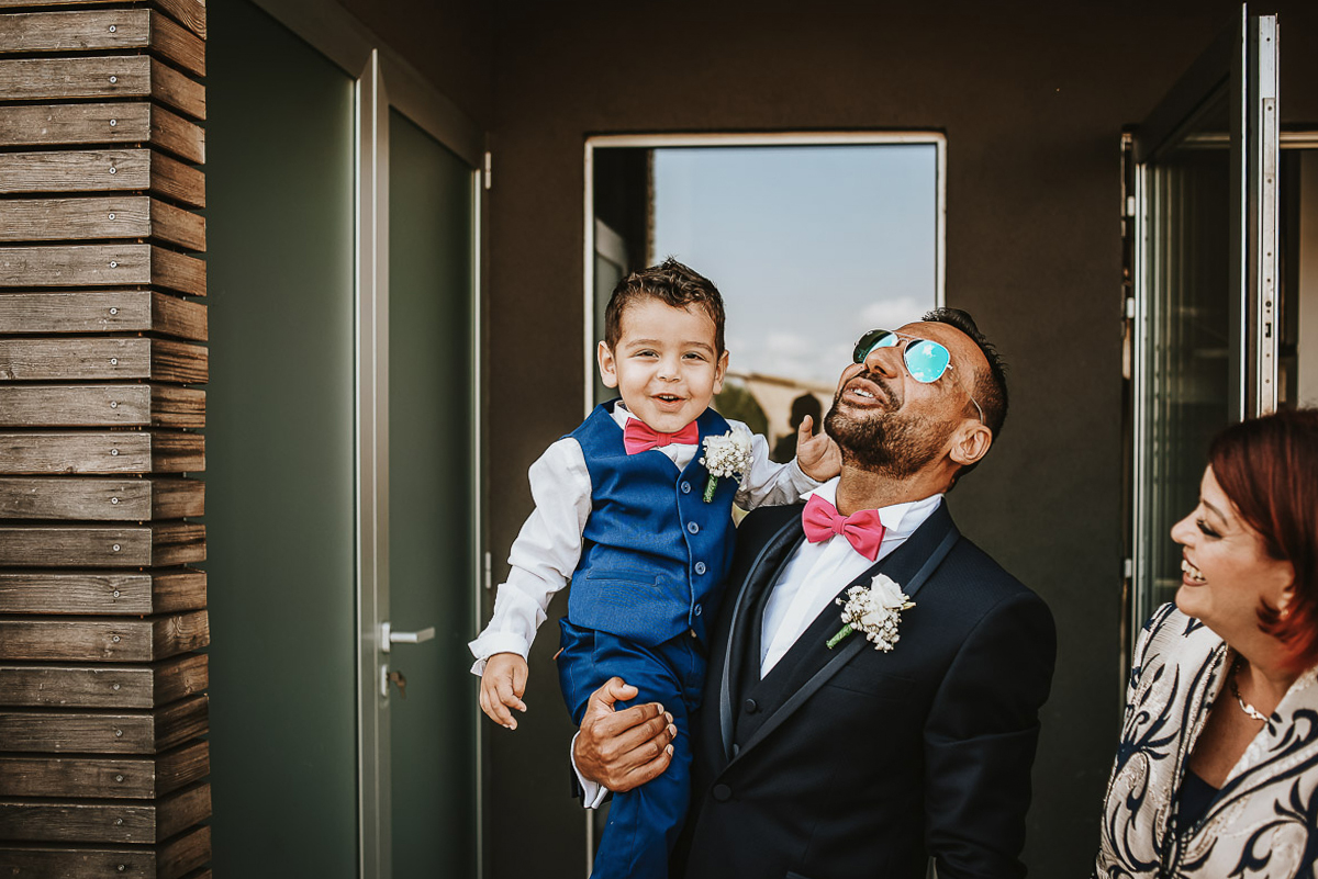 Casa Format, matrimonio italo-marocchino. Cerimonia. Sposo con il figlio in braccio.