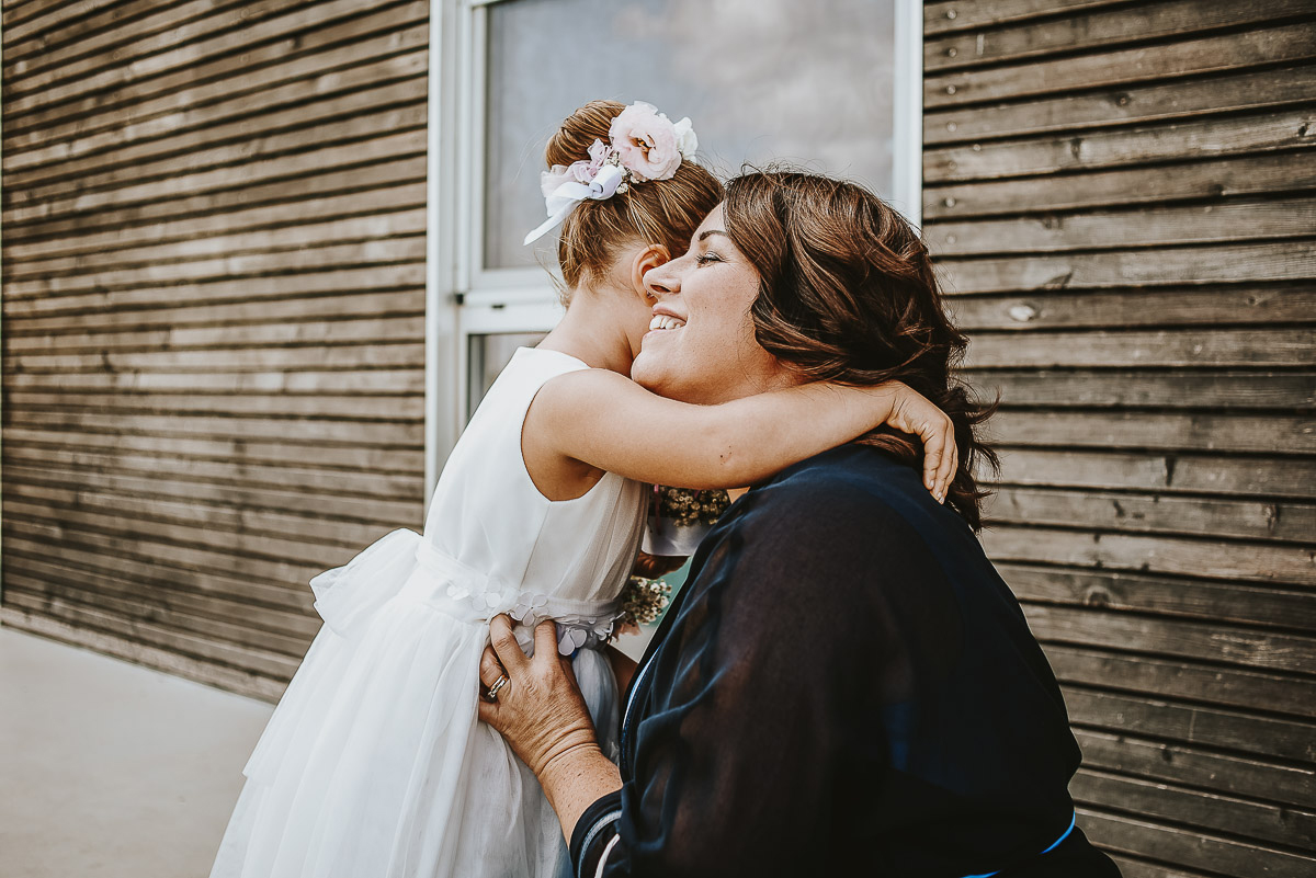 Casa Format, matrimonio italo-marocchino. Cerimonia. Damigella con la mamma.