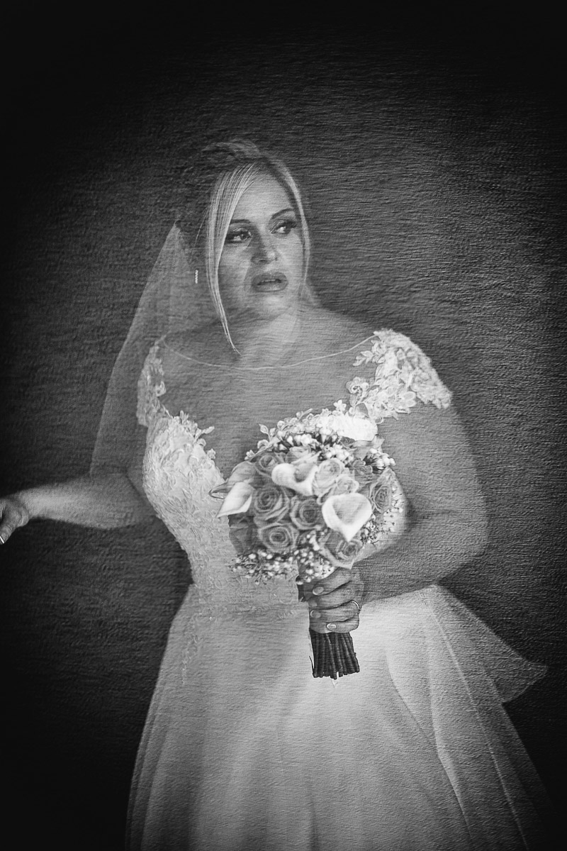 Casa Format, matrimonio italo-marocchino. Cerimonia. Sposa guarda la zona cerimonia da una tenda di velo.