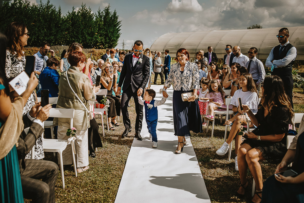 Casa Format, matrimonio italo-marocchino. Cerimonia. Ingresso dello sposo con il figlio e la suocera.
