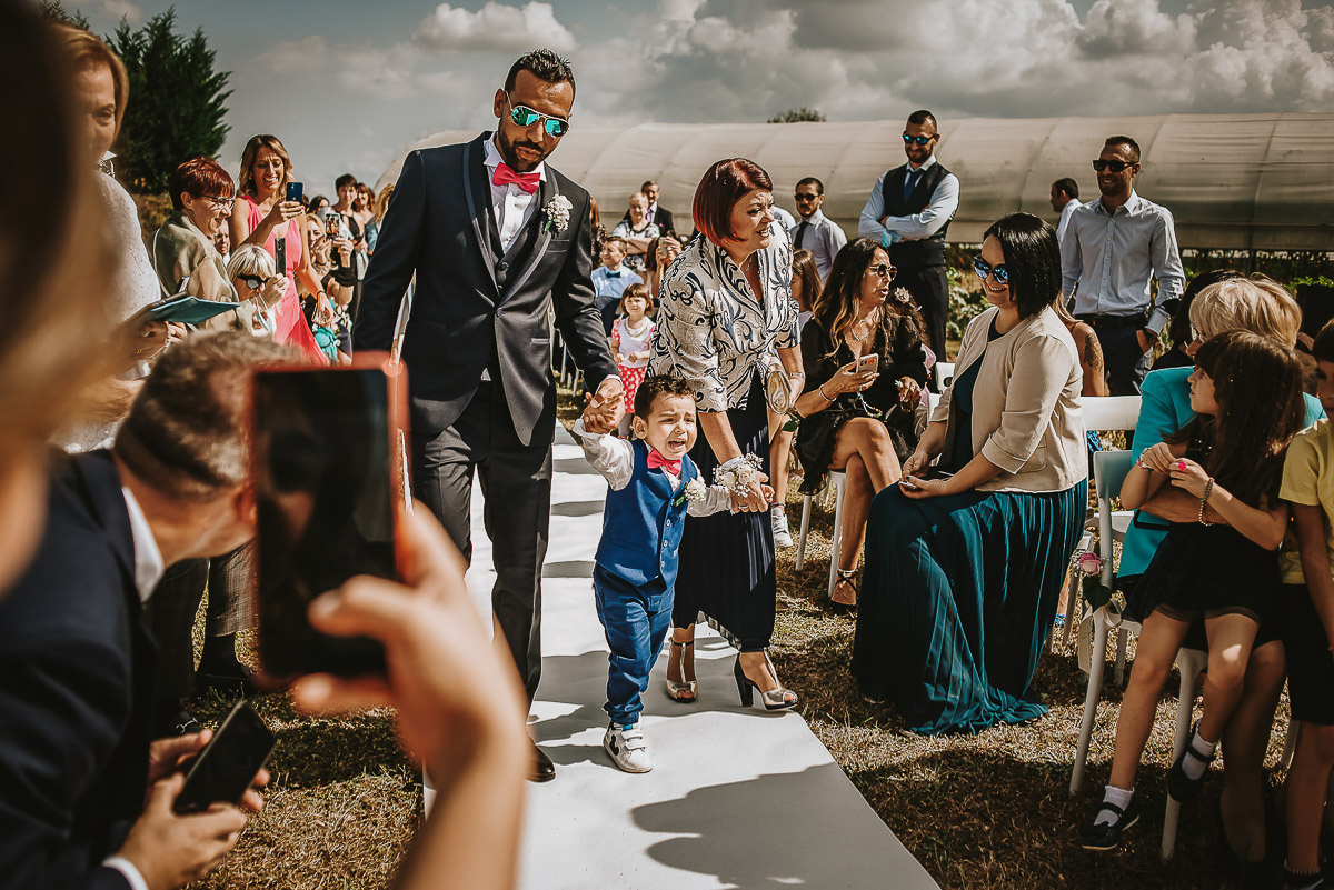 Casa Format, matrimonio italo-marocchino. Cerimonia. Ingresso dello sposo con il figlio e la suocera