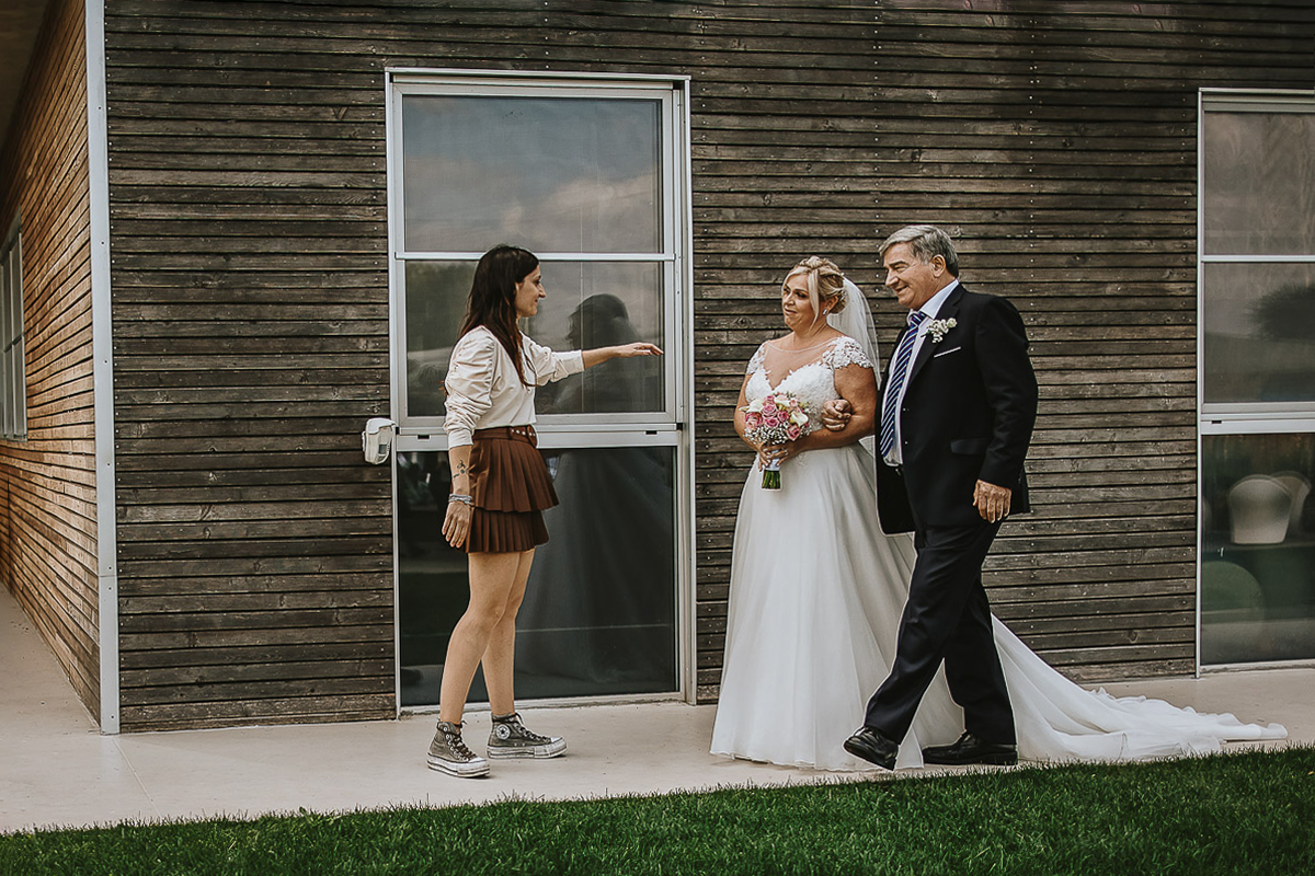Casa Format, matrimonio italo-marocchino. Cerimonia. Wedding planner da le ultime indicazioni alla sposa e al padre.