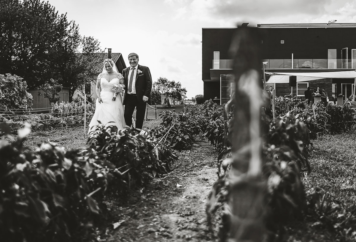 Casa Format, matrimonio italo-marocchino. Cerimonia. Sposa con il padre si incammina per il luogo della cerimonia.