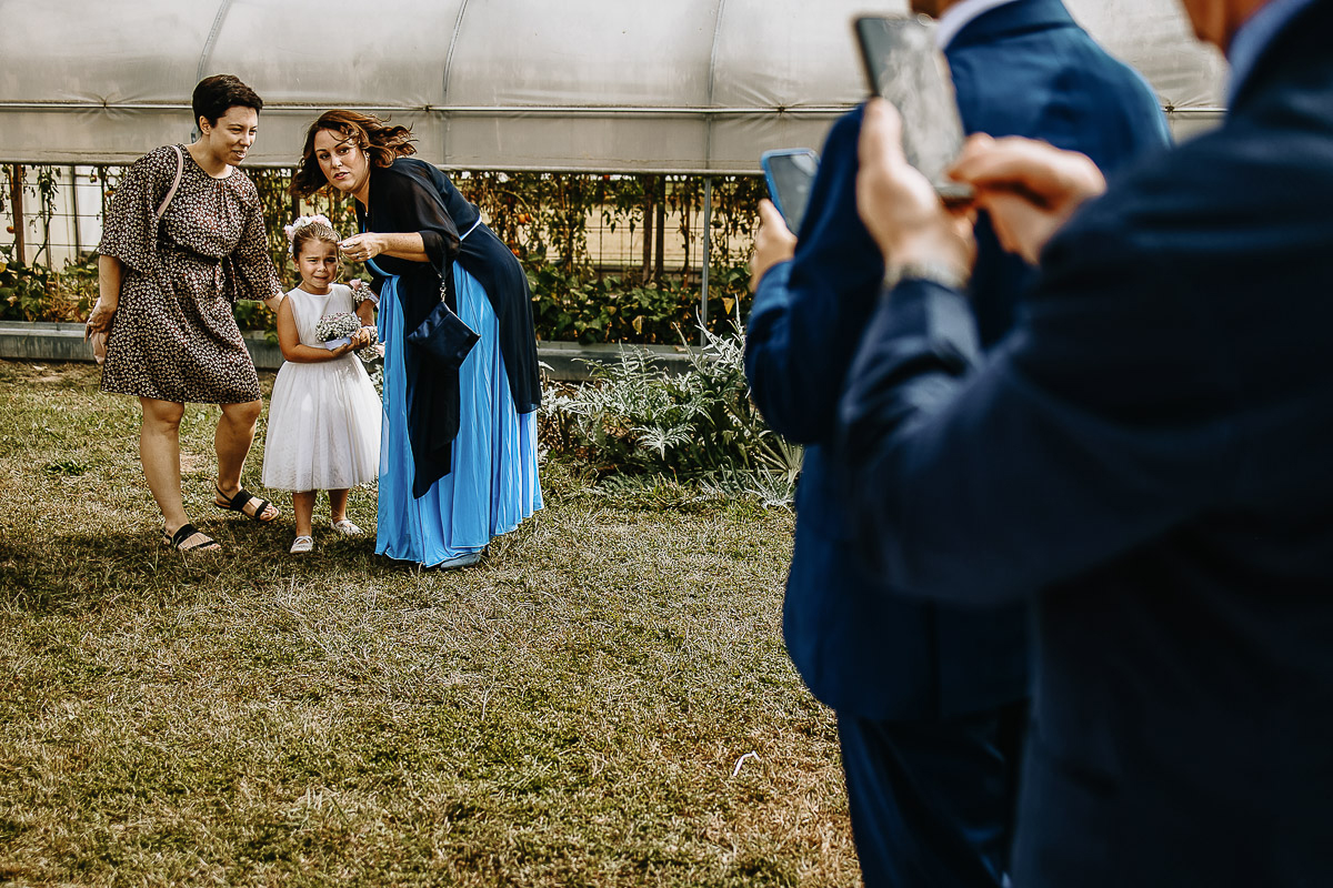 Casa Format, matrimonio italo-marocchino. Cerimonia. Mamma da istruzioni alla piccola damigella.