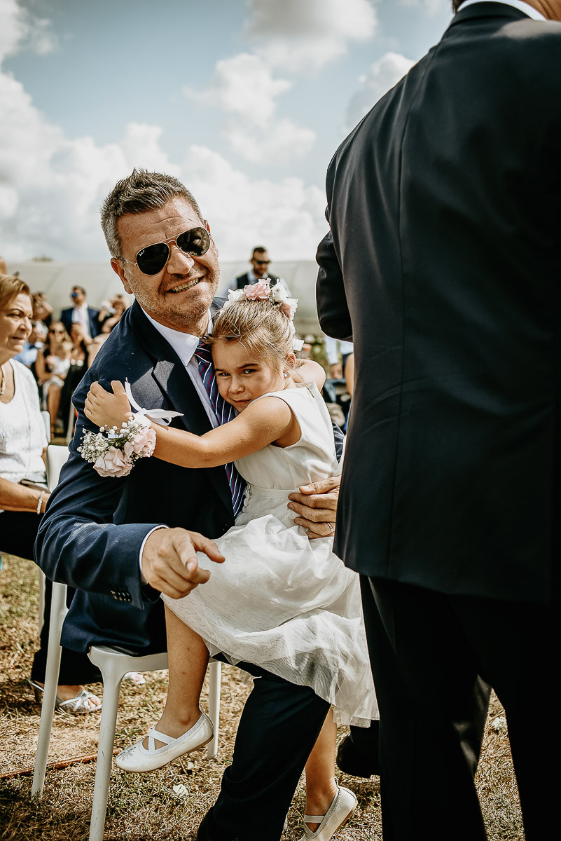 Casa Format, matrimonio italo-marocchino. Cerimonia. Piccola damigella in braccio al padre.