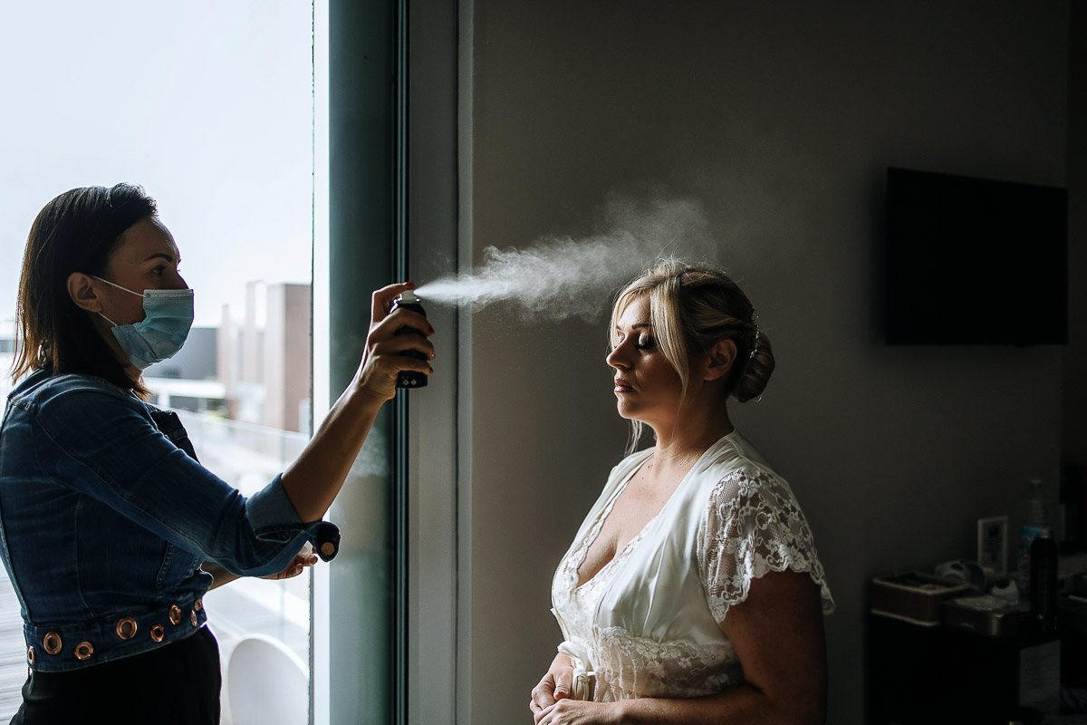 Casa Format, matrimonio italo-marocchino. Preparazione della sposa. make-up. Spruzzo di lacca.