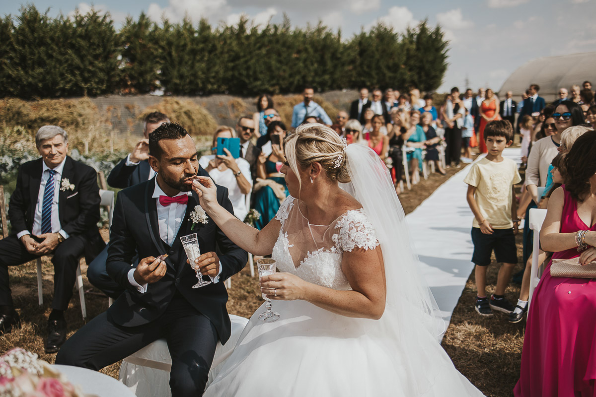 Casa Format, matrimonio italo-marocchino. Cerimonia. Sposa fa mangiare allo sposo un dattero secondo la tradizione marocchina.