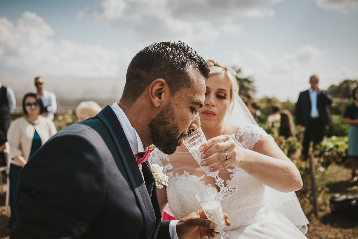 Casa Format, matrimonio italo-marocchino. Cerimonia. Sposa fa bere il latte di cocco allo sposo secondo la tradizione marocchina.