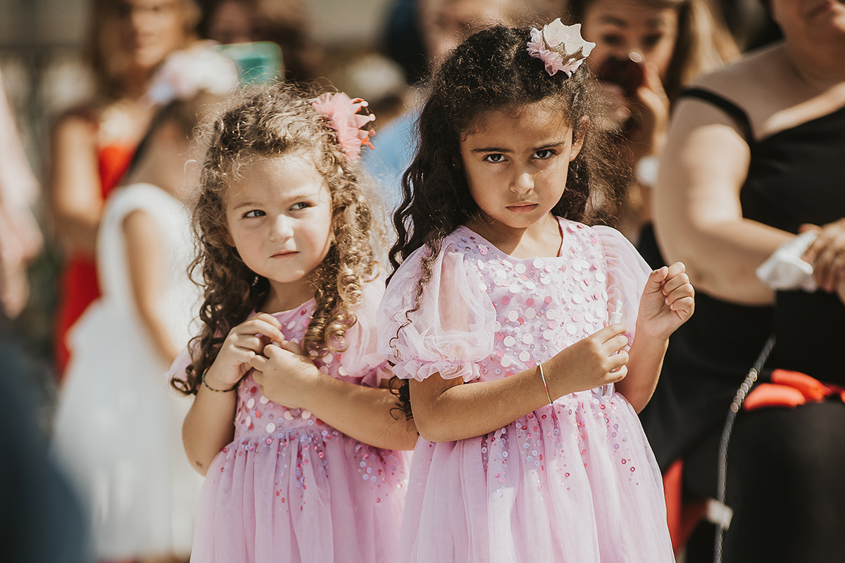 Casa Format, matrimonio italo-marocchino. Cerimonia. Primo piano su due piccole invitate vestite di rosa.