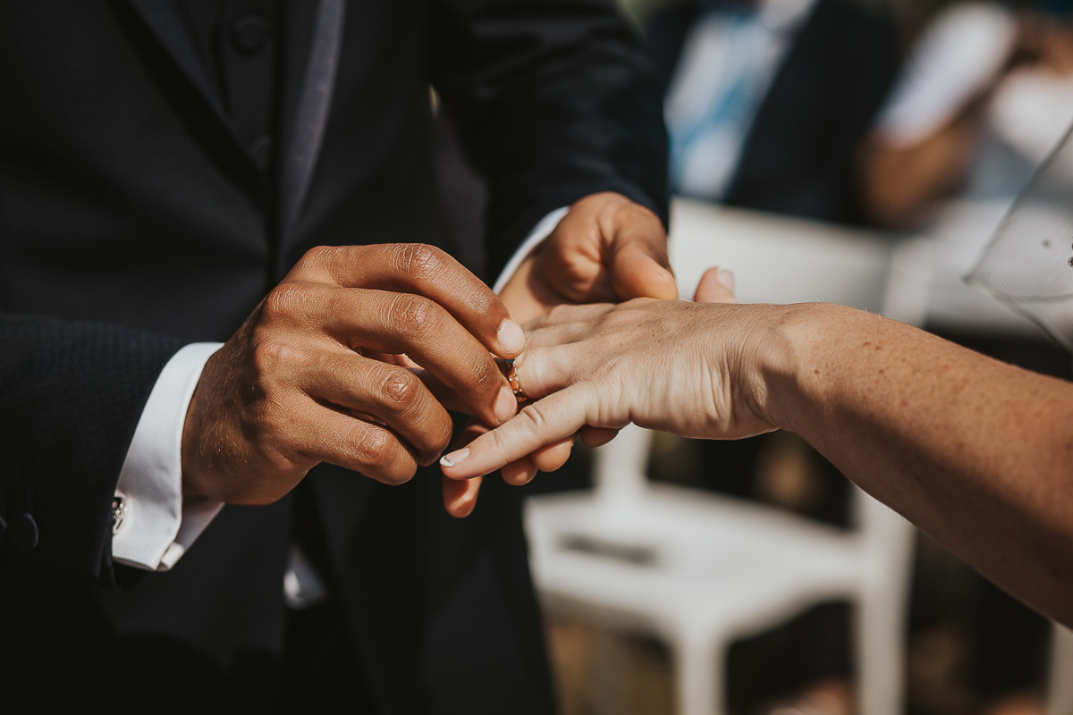 Casa Format, matrimonio italo-marocchino. Cerimonia. Sposo mette l'anello al dito della sposa.