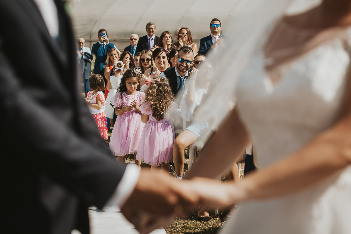 Casa Format, matrimonio italo-marocchino. Cerimonia. Sposi si tengono per mano.