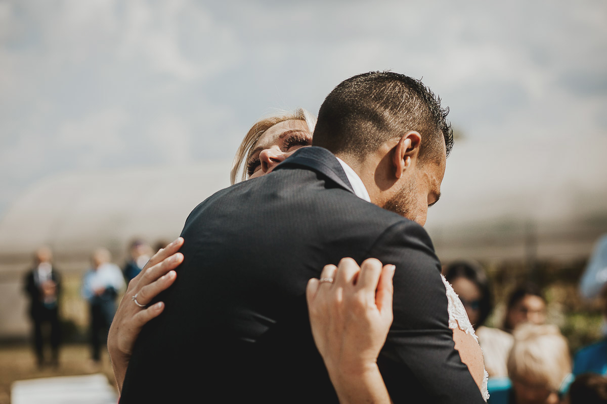 Casa Format, matrimonio italo-marocchino. Cerimonia. Abbraccio degli sposi.