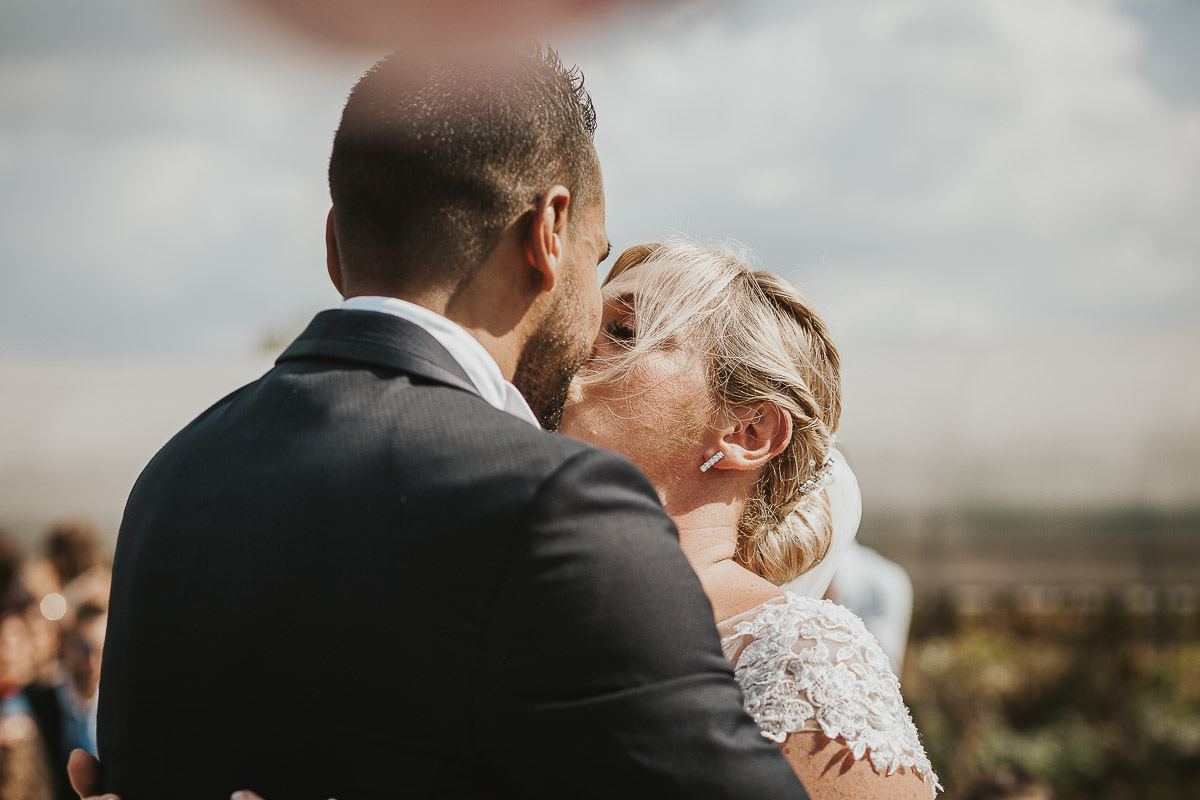 Casa Format, matrimonio italo-marocchino. Cerimonia. bacio degli sposi.