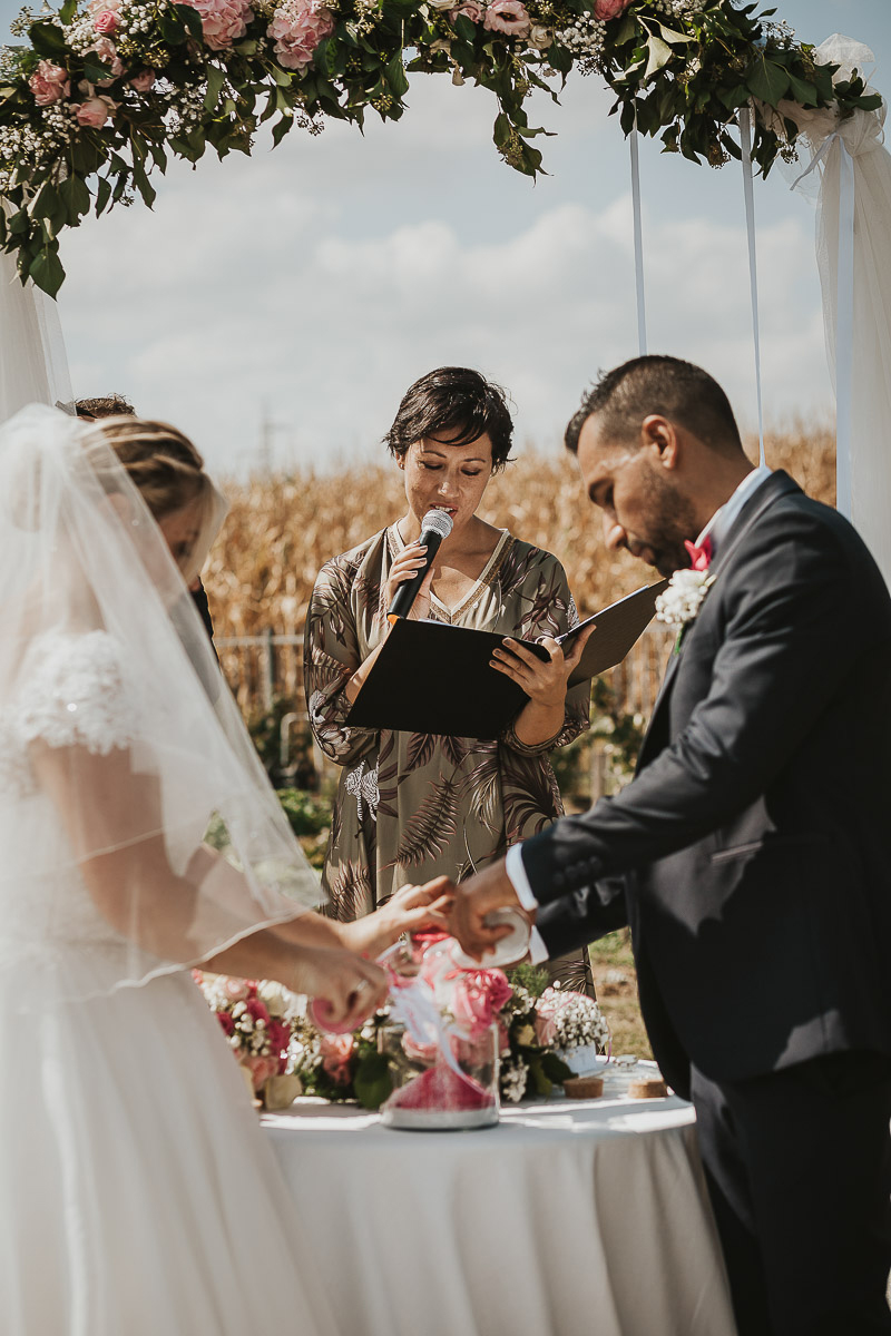 Casa Format, matrimonio italo-marocchino. Cerimonia. Rito della sabbia. La cerimoniera Imelda Lee legge.