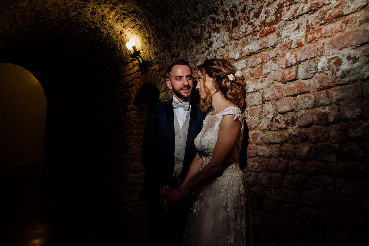 Matrimonio al Castello di Cortanze.Foto di coppia nei sotterranei.