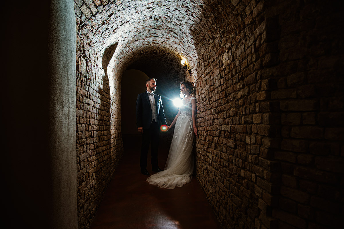 Matrimonio al Castello di Cortanze.Foto di coppia nei sotterranei.