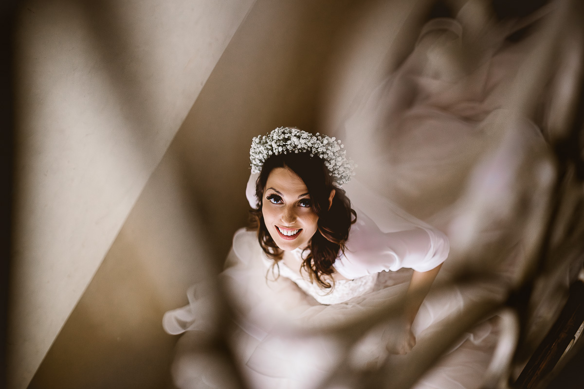 Matrimonio a Torino. Preparazione della sposa. Sposa per le scale.