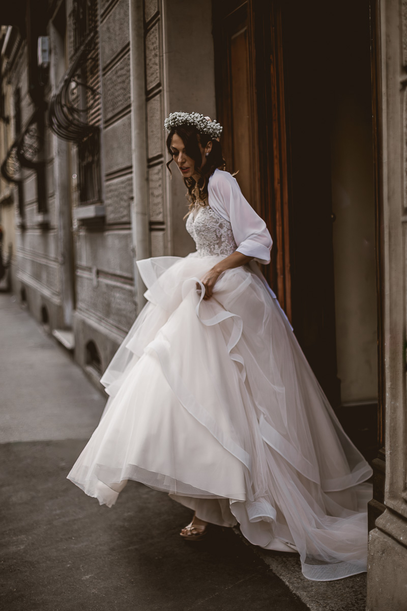 Matrimonio a Torino. Preparazione della sposa.Sposa che esce dal palazzo