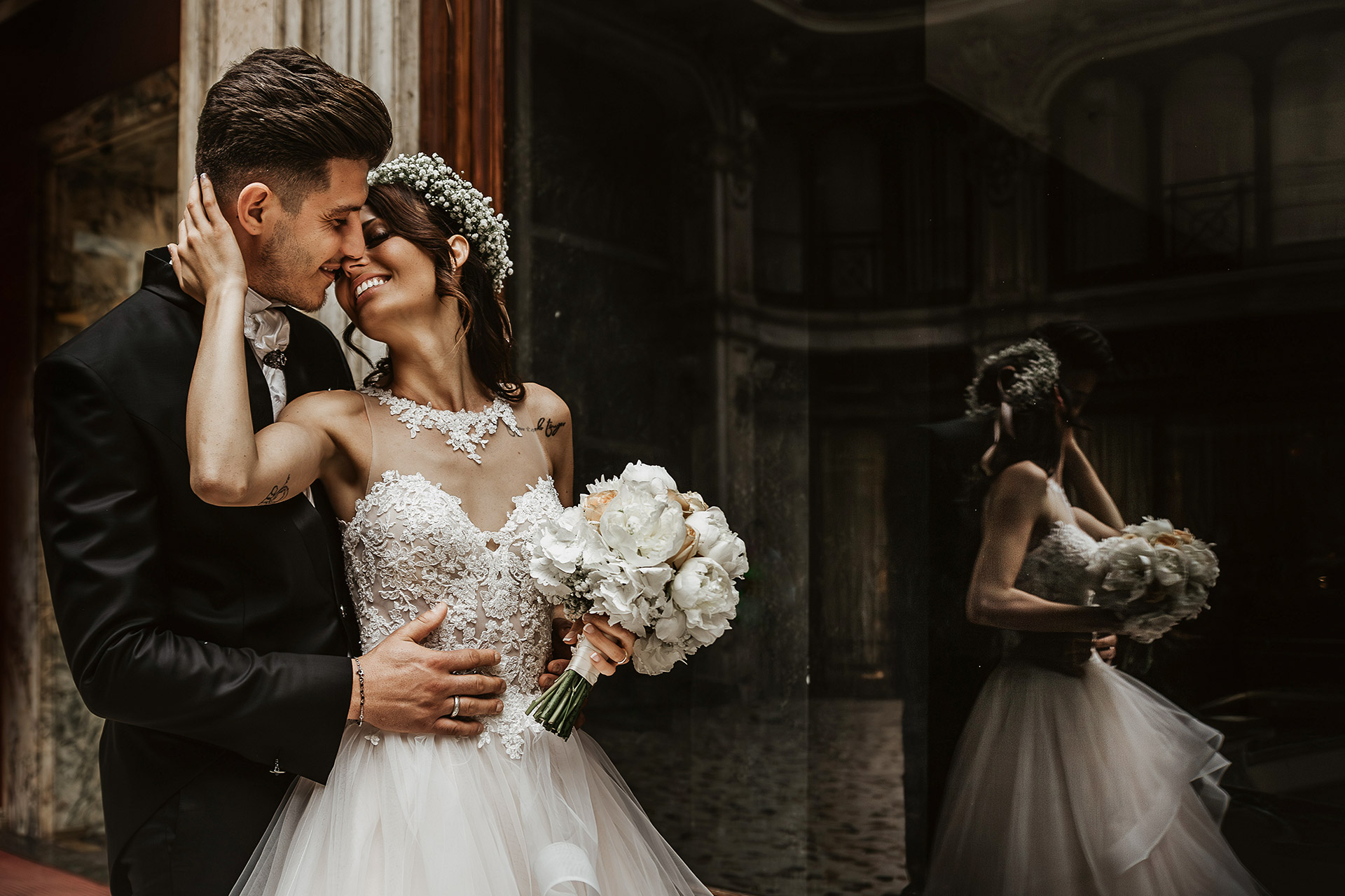 Matrimonio a Torino, in centro. Sessione di coppia nella Galleria Subalpina. Sposi riflessi in una vetrina.