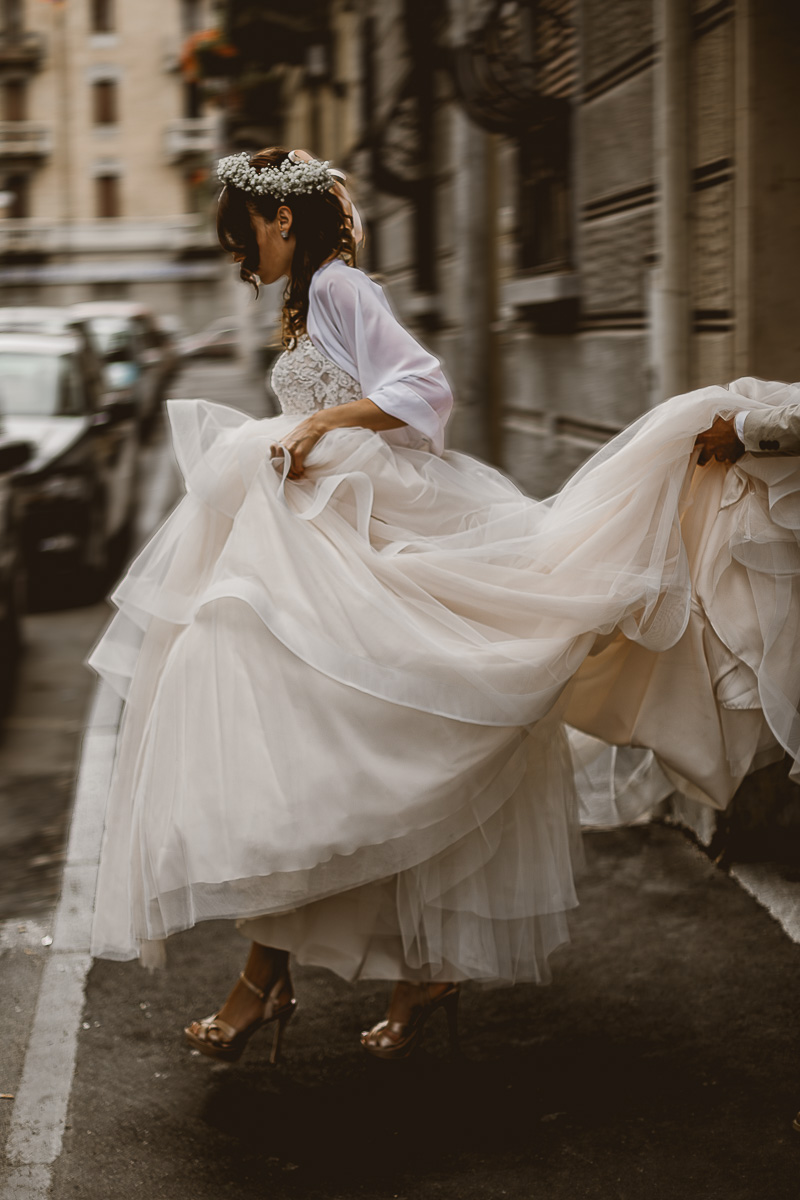 Matrimonio a Torino. Preparazione della sposa.Sposa che esce dal palazzo