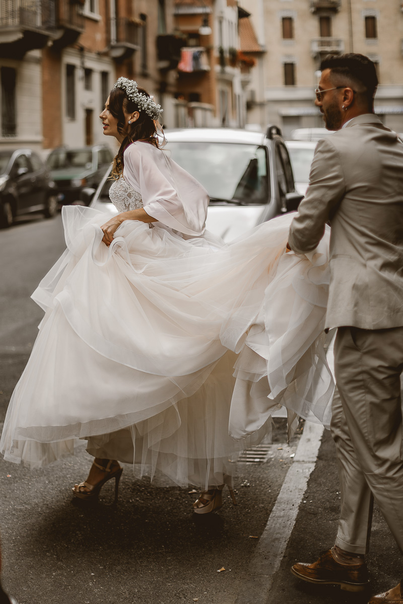 Matrimonio a Torino. Preparazione della sposa.Sposa che esce dal palazzo