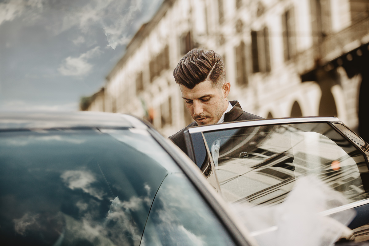 Matrimonio a Torino. Sposo che sale in auto