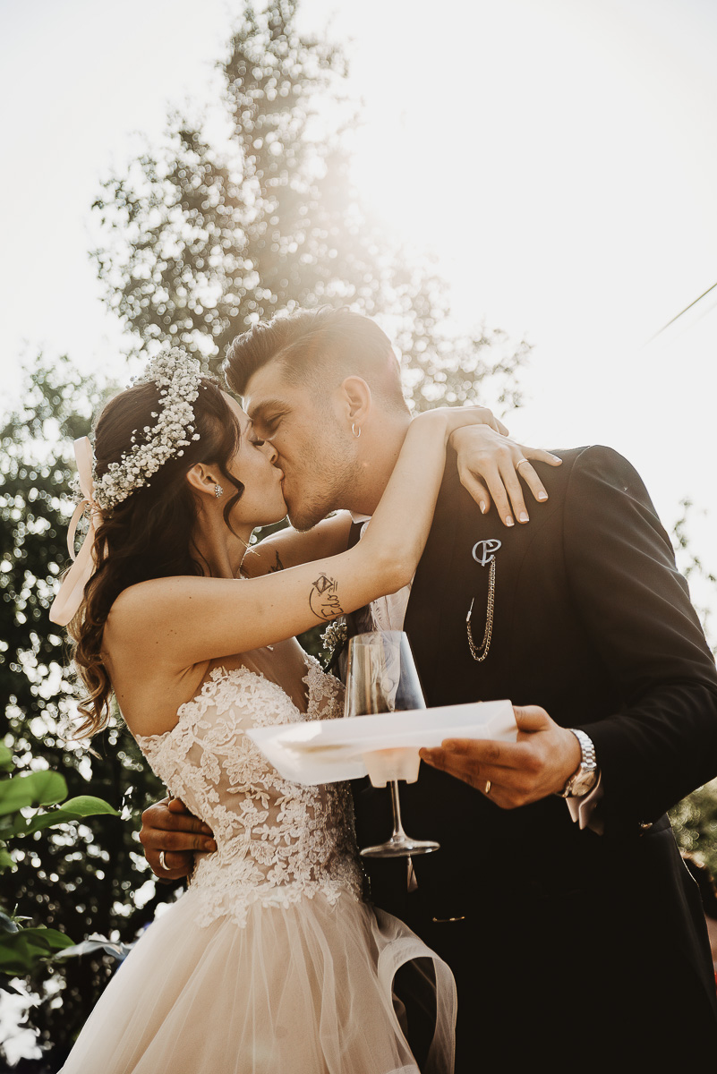 Matrimonio alla Tenuta La Cascinetta di Buriasco. Aperitivo.Bacio degli sposi