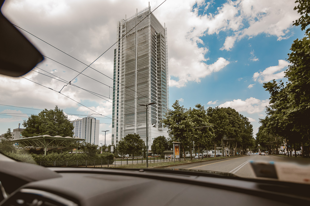 Matrimonio a Torino. Chiesa di san Francesco da Paola. Percorso in auto con la sposa. Grattacielo Intesa San Paolo
