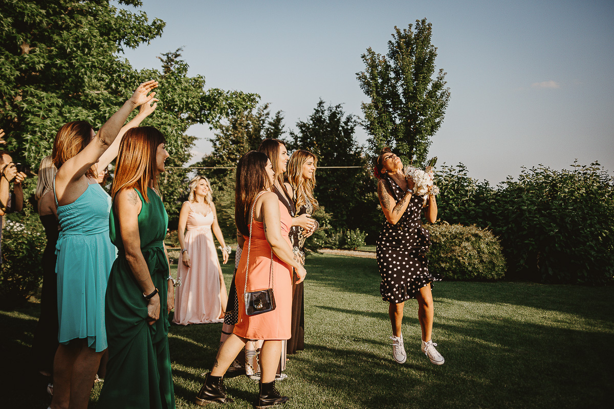 Matrimonio alla Tenuta La Cascinetta di Buriasco. Aperitivo.Lancio del bouquet